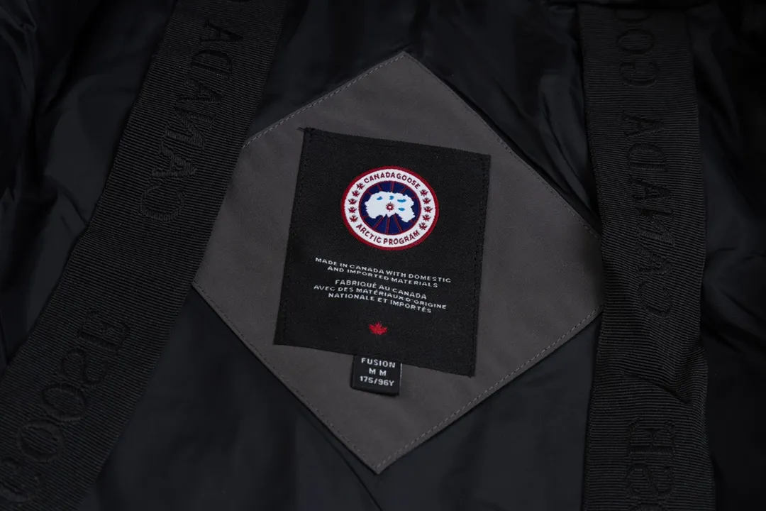 P820 (Top wolf fur version delivery handbag) Canada Goose Canada Goose #Expedition expedition parka classic down jacket ➖ Imported 21-count polyester-cotton blended original fabric [last year’s 16-count/18-count hard fabrics have been completely eliminated, this year all use 21-count genuine synchronous fabrics, the soft mid-band feels delicate and textured], genuine synchronous Feather-Light 10D waterproof coated fabric, made of 84.5% polyester fiber and 15.5% cotton, 100% the best feel in the entire network! ➖ The genuine official website uses the national standard 80 white duck down, and will never be misled by false claims such as 90 down or goose down! ➖ Using the best nylon lining with double double-layer sealing design, velvet-proof No. 7 needle + grid-filled down ready-made garments, there is 100% no so-called velvet running! ➖ The cuffs are designed with thickened seamless threads, and the collar and pockets are lined with top-quality polar fleece to keep you warm and comfortable! ➖ Yoshida YKK provides original custom-made electroplated sliders. YKK two-way lockable zippers are tight and smooth and will not peel off paint! ➖ 3M composite guarantees that the Velcro is the same as the original, durable, and all accessories and hardware are custom-made! ➖ The imported Behringer embroidery machine customizes the 10,000-needle embroidery logo, and 98% of the replicas restore the original logo. ➖ ​​The fur collars are all made of large pieces of Western Canadian blue wolf leather, ensuring that each fur collar is 13-15cm wide!